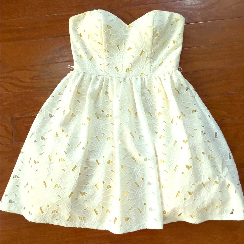Sleeveless white and yellow lace dress. Size 1